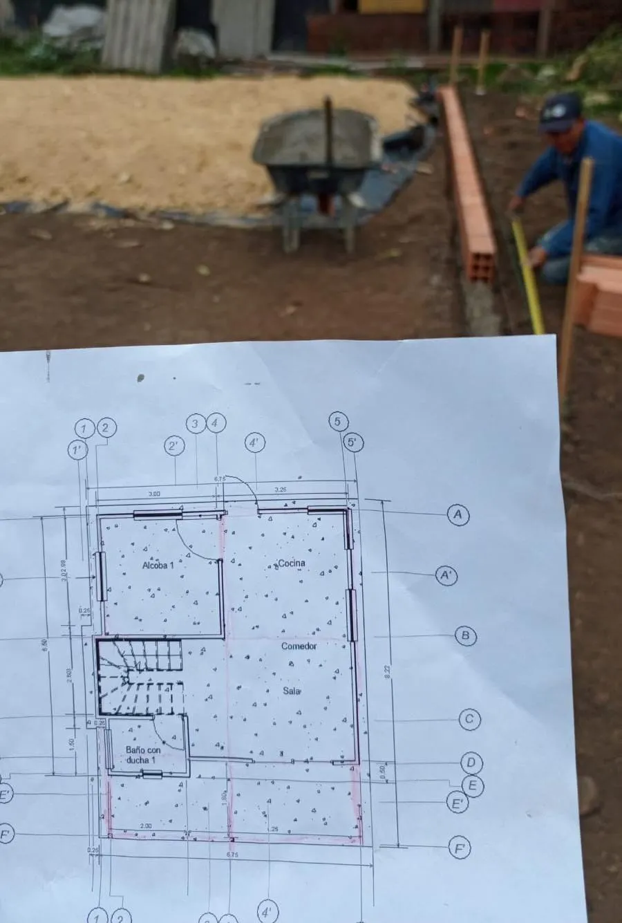 Mujer sonriendo con las llaves de su nueva casa prefabricada